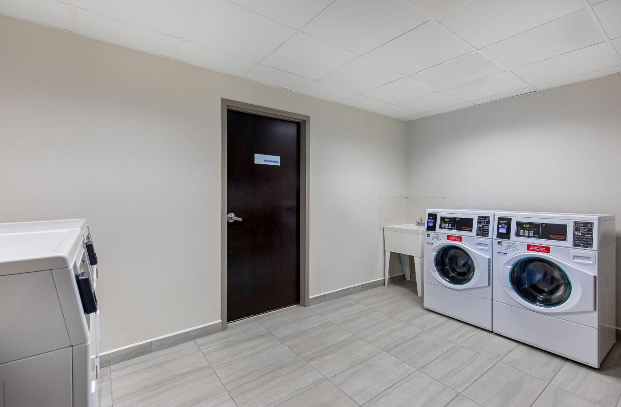 Holiday Inn Express & Suites - Cleveland Northwest By Ihg Buitenkant foto