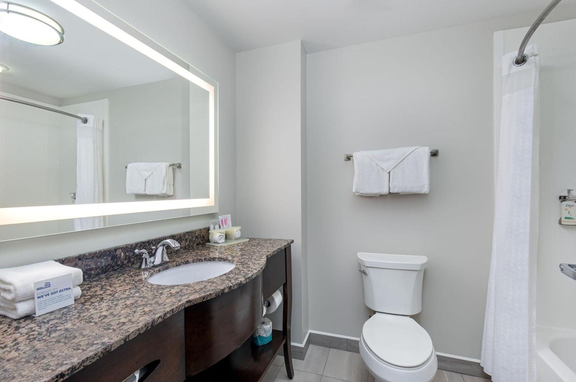 Holiday Inn Express & Suites - Cleveland Northwest By Ihg Buitenkant foto