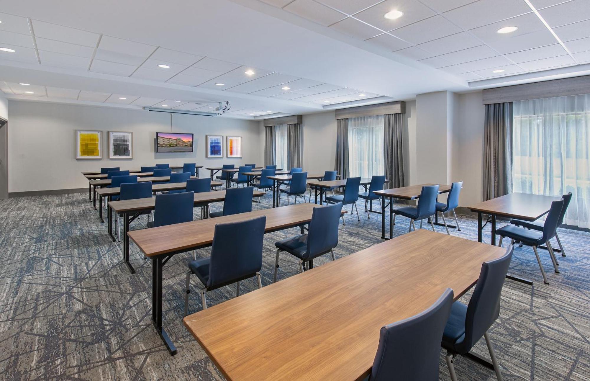 Holiday Inn Express & Suites - Cleveland Northwest By Ihg Buitenkant foto