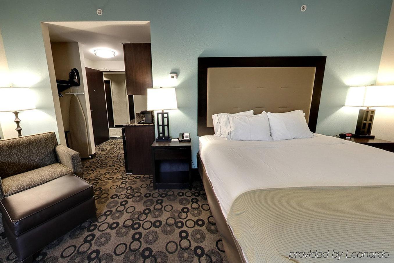 Holiday Inn Express & Suites - Cleveland Northwest By Ihg Buitenkant foto