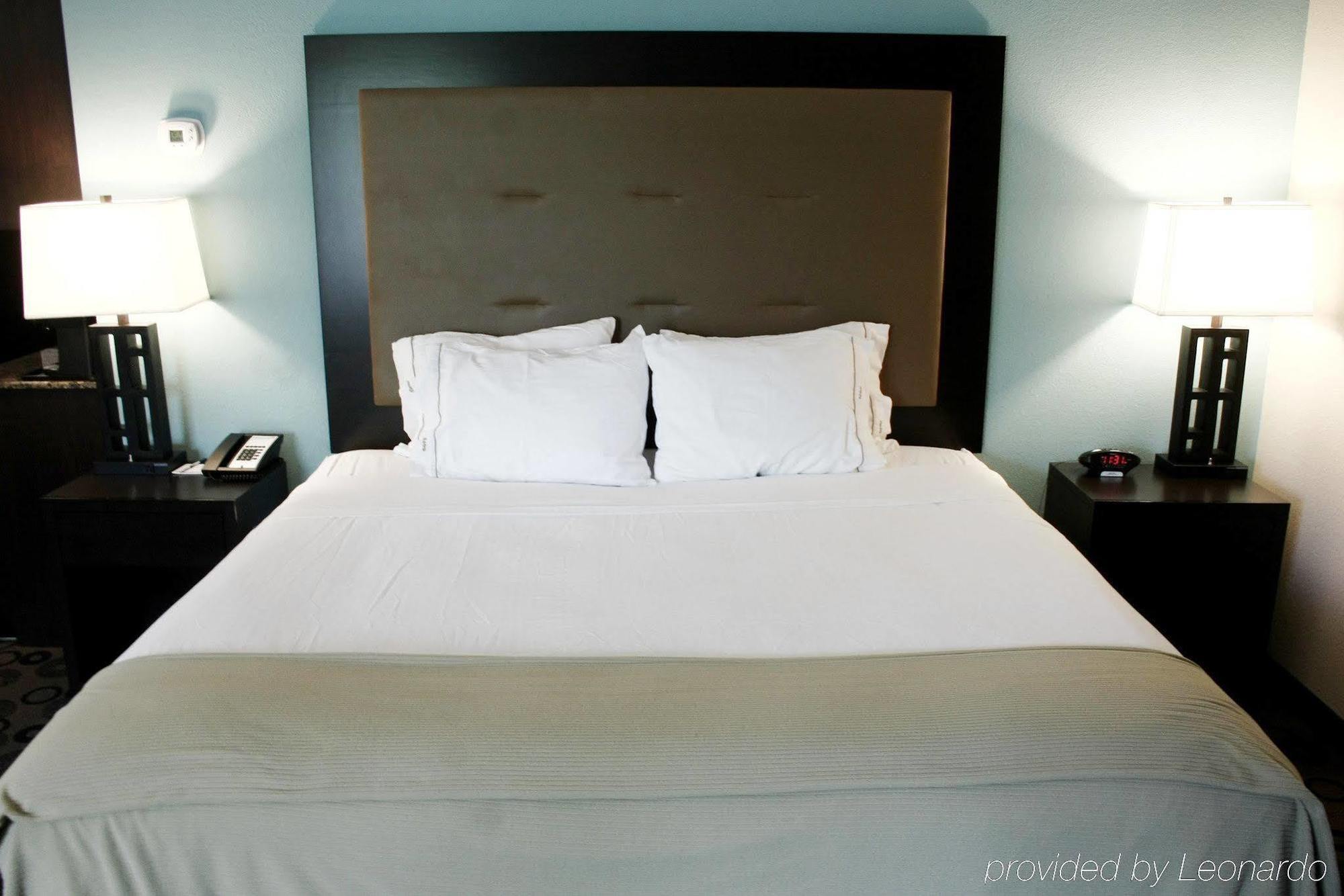 Holiday Inn Express & Suites - Cleveland Northwest By Ihg Buitenkant foto