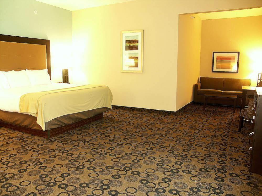 Holiday Inn Express & Suites - Cleveland Northwest By Ihg Buitenkant foto