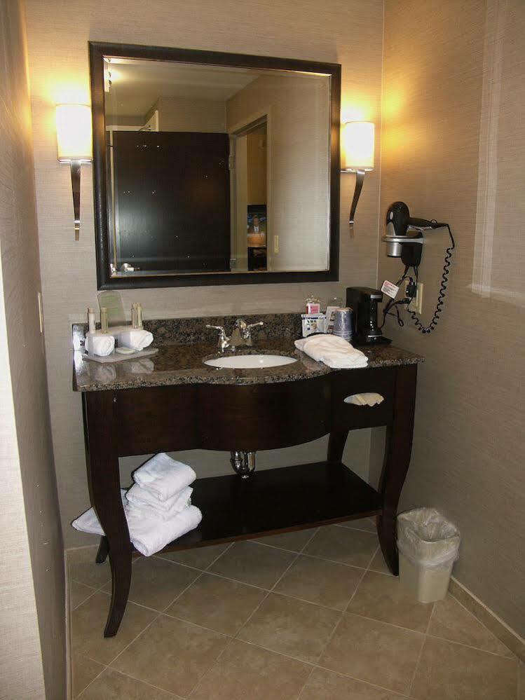 Holiday Inn Express & Suites - Cleveland Northwest By Ihg Buitenkant foto