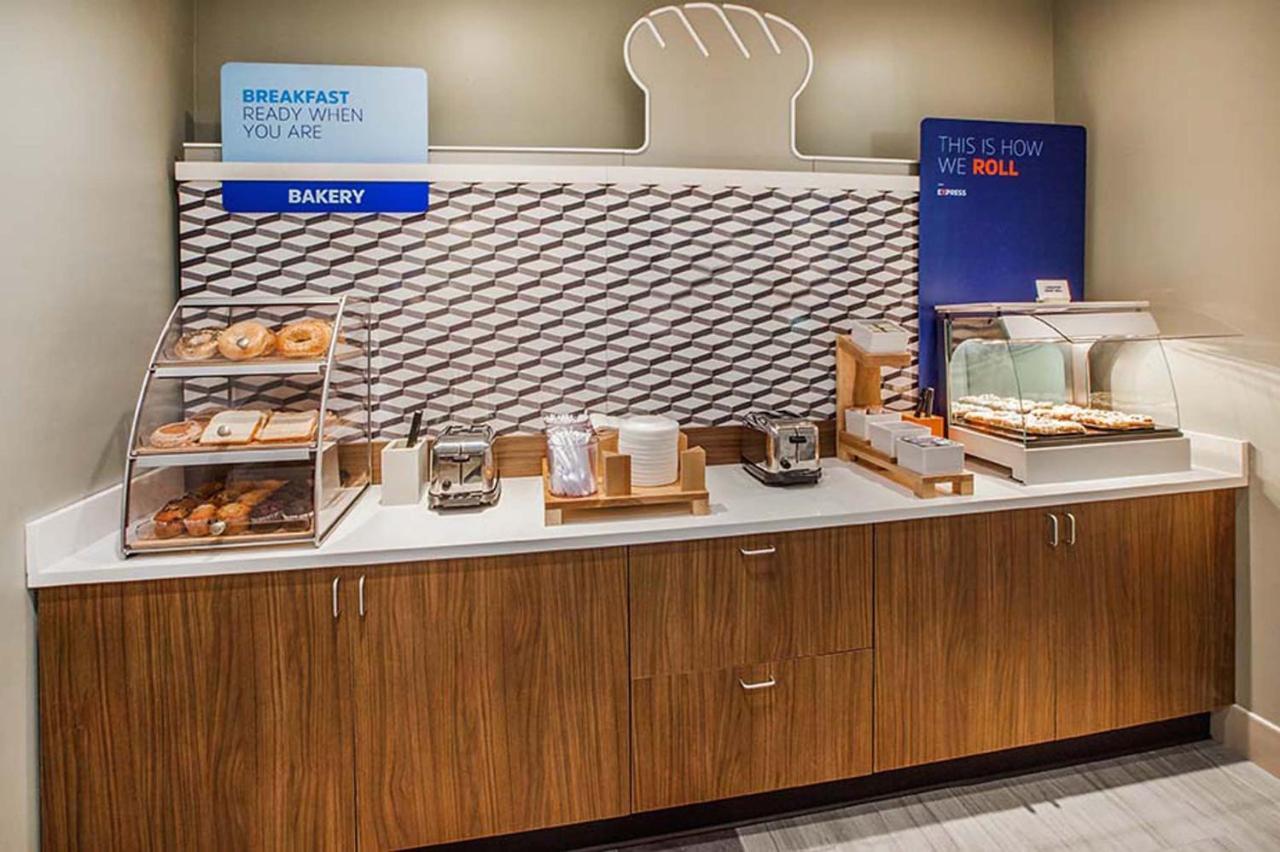 Holiday Inn Express & Suites - Cleveland Northwest By Ihg Buitenkant foto