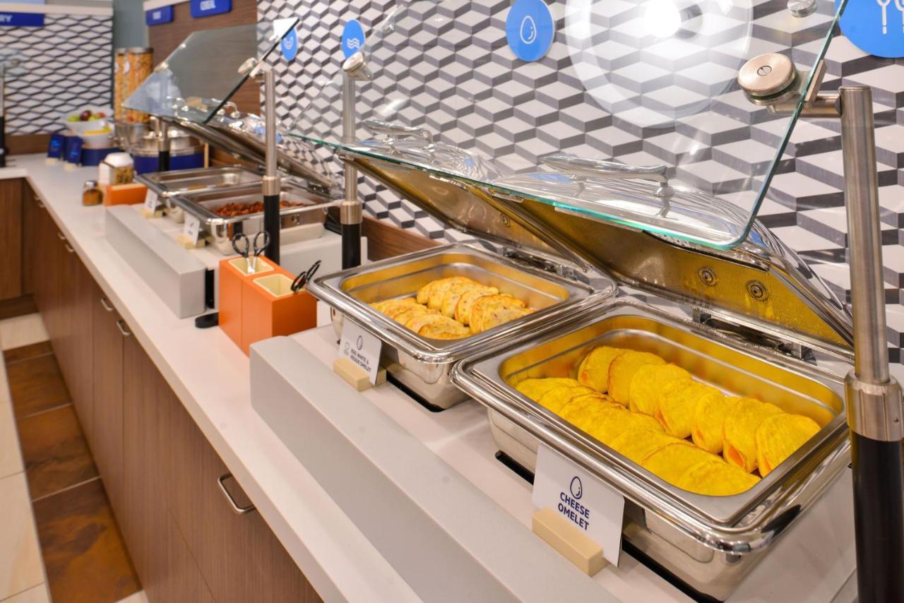 Holiday Inn Express & Suites - Cleveland Northwest By Ihg Buitenkant foto